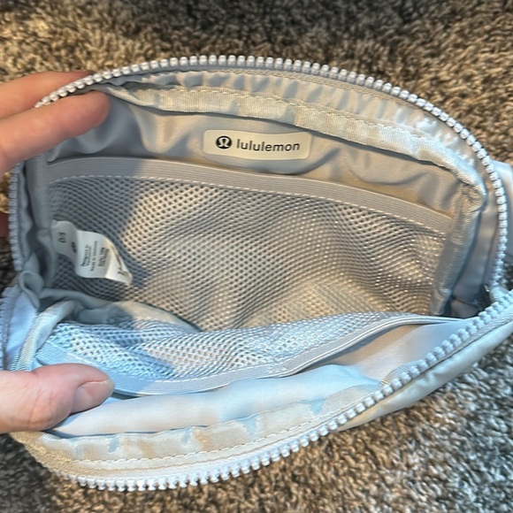 Lululemon everywhere belt bag white/grey camo - Picture 3 of 3